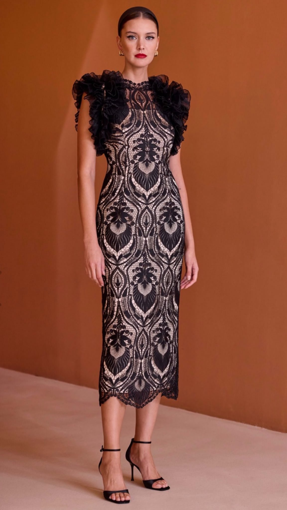 Vestido negro Carla Ruiz de encaje con volantes